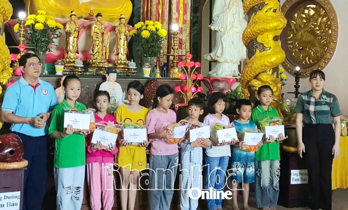 Hỗ trợ 50 học sinh có hoàn cảnh khó khăn