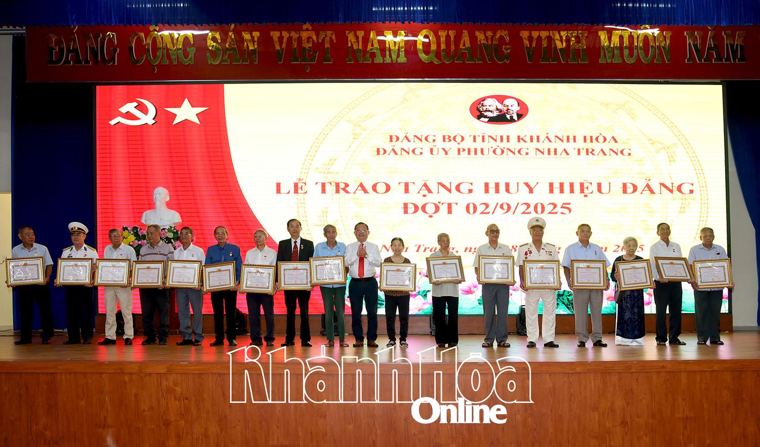 Lãnh đạo Đảng ủy phường trao tặng Huy hiệu Đảng 50 năm tuổi Đảng cho các đảng viên.