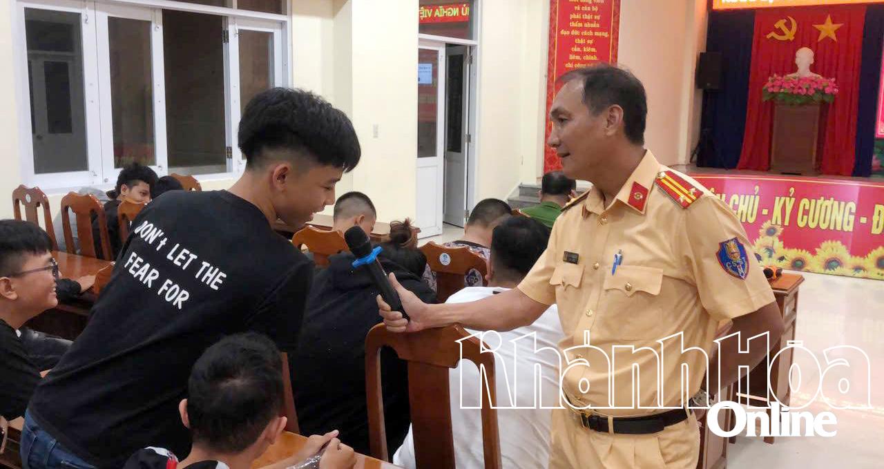 Cán bộ Phòng Cảnh sát giao thông đặt câu hỏi cho thanh thiếu niên xã Suối Dầu.