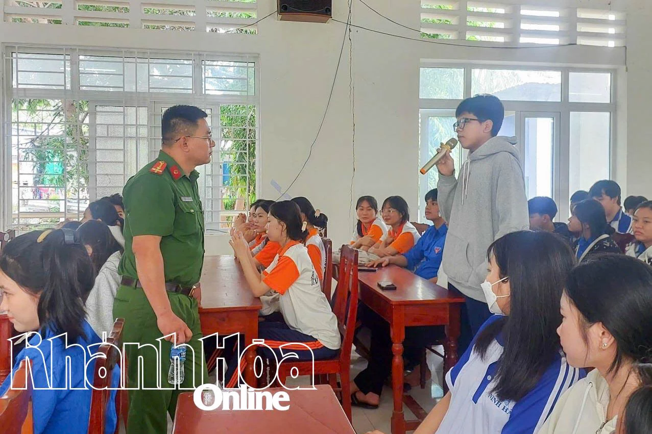 Trao đổi các kỹ năng an toàn liên quan đến lứa tuổi thanh thiếu niên.