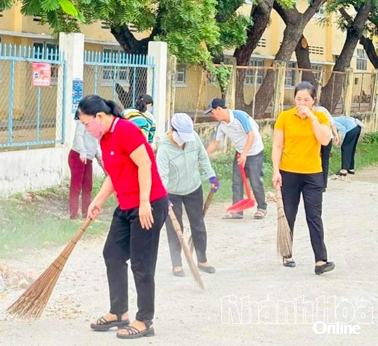 Người dân xã Ninh Hải dọn dẹp vệ sinh môi trường chào mừng Quốc khánh 2-9.