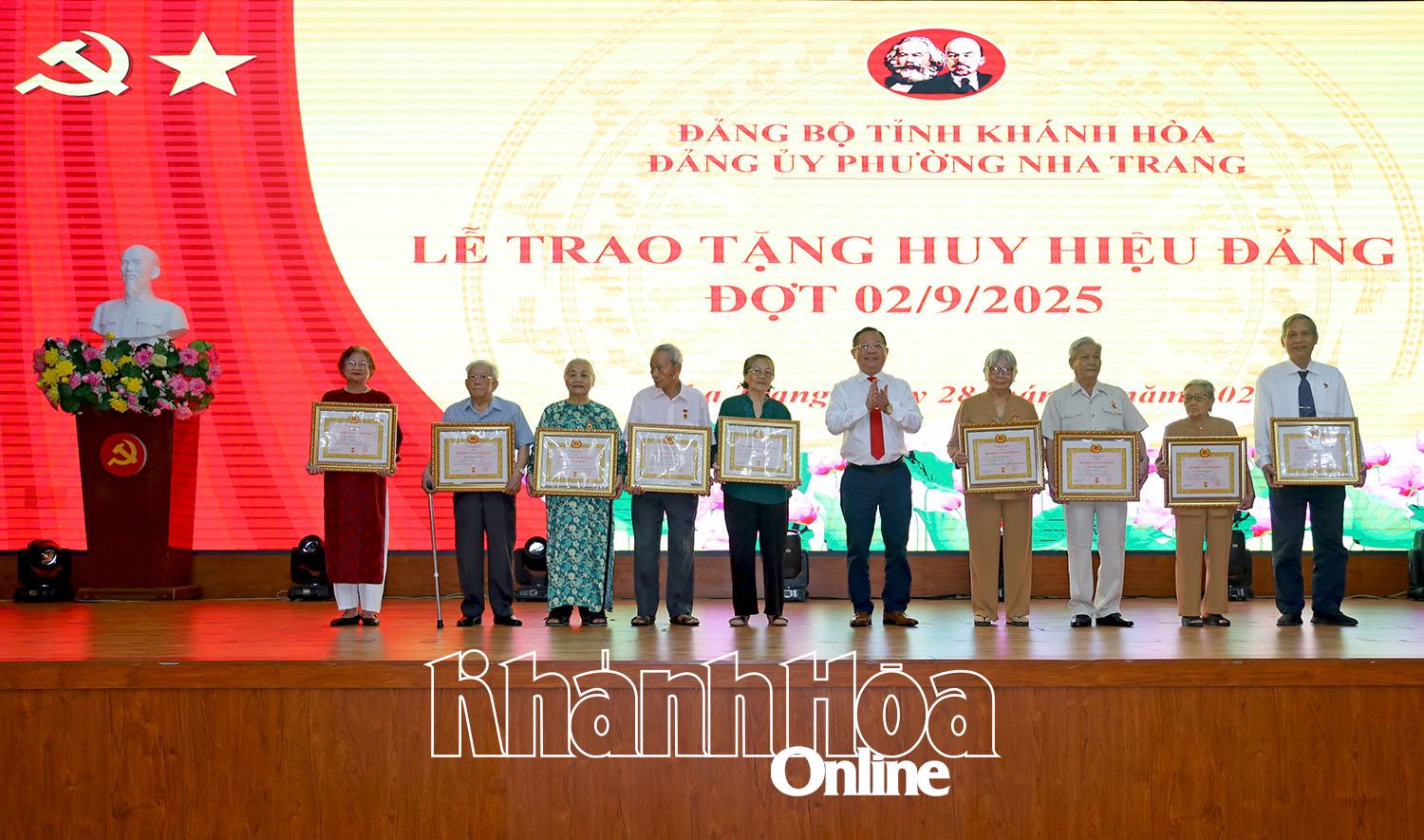 Lãnh đạo Đảng ủy phường trao tặng Huy hiệu Đảng 55 năm tuổi Đảng cho các đảng viên.