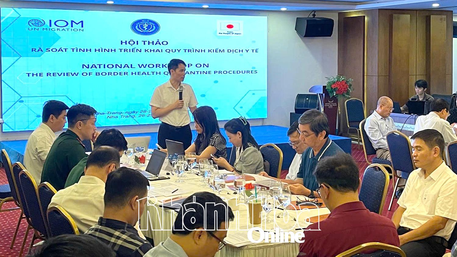 Các đại biểu đang được tìm hiểu về các biểu mẫu kiểm dịch y tế.