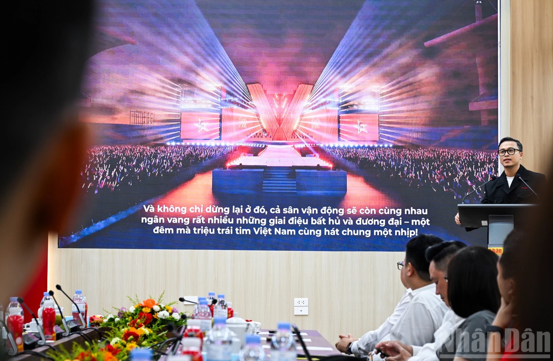 Tổng đạo diễn Đặng Lê Minh Trí cho biết, toàn bộ không gian trình diễn được dàn dựng theo hình chữ V.
