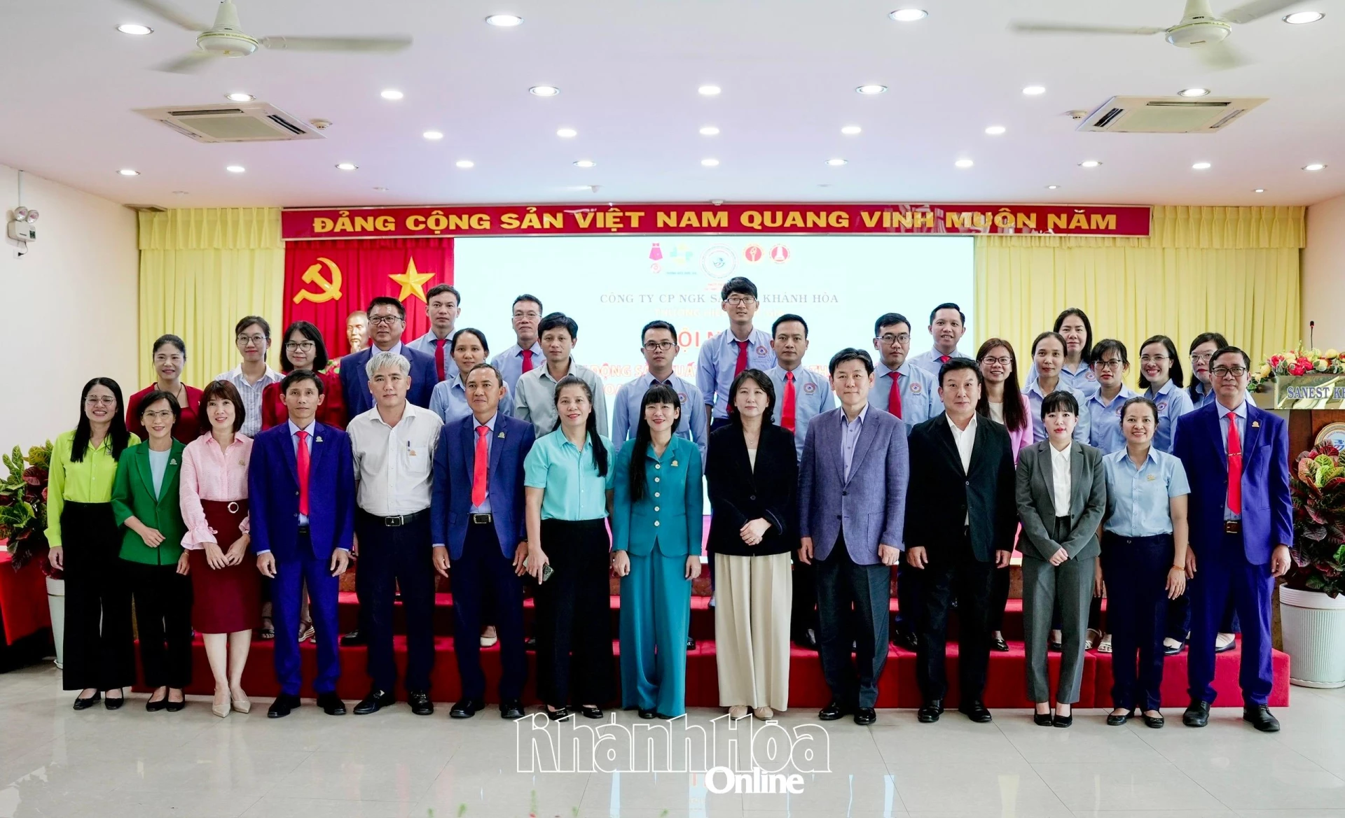 The representatives of the two companies posing for photos