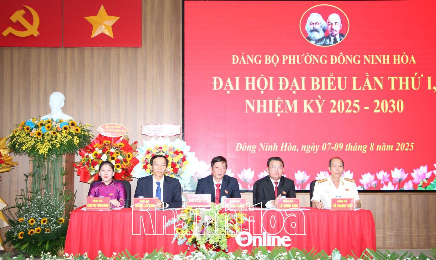 Đoàn Chủ tịch điều hành đại hội.