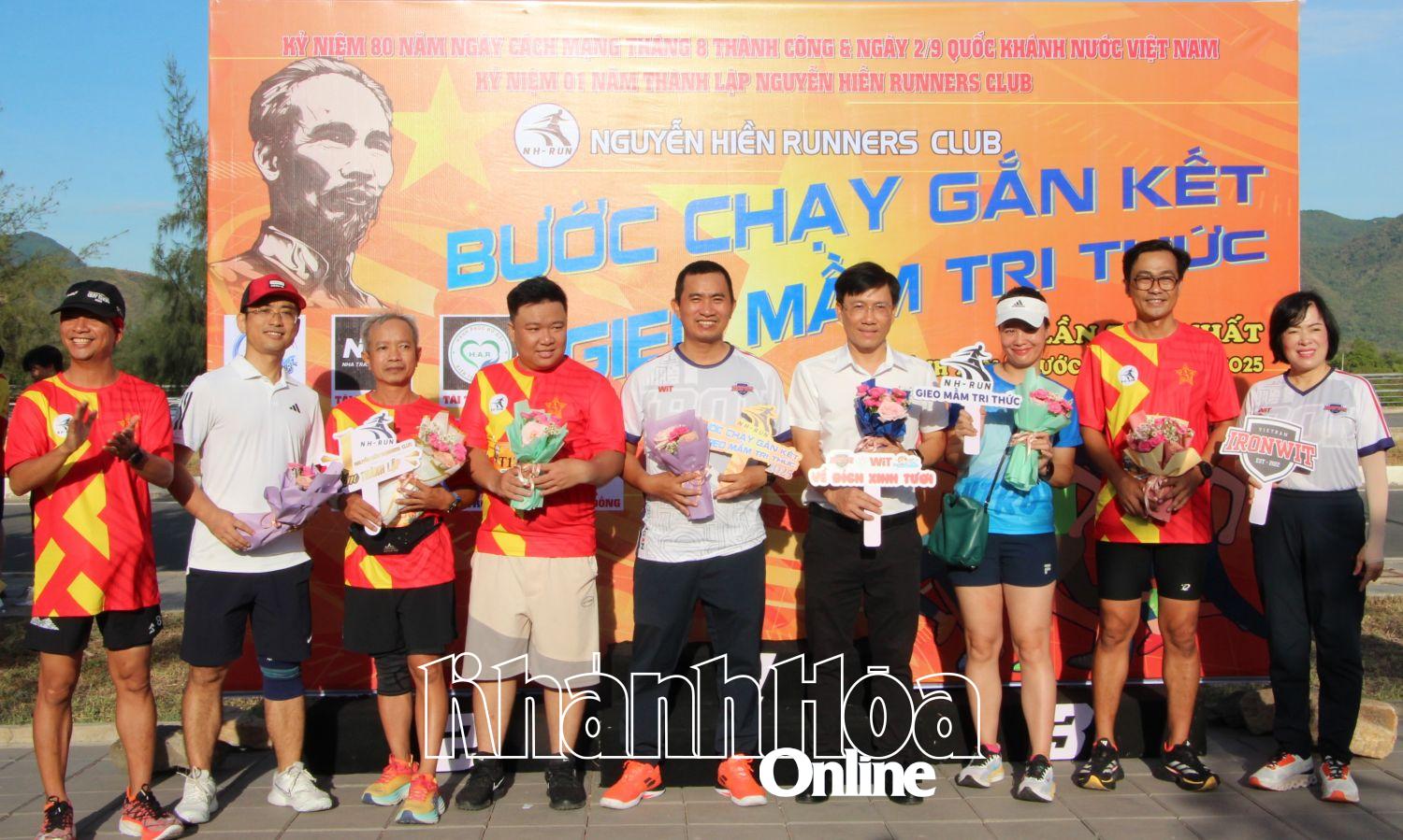 Ban tổ chức tặng hoa cảm ơn các nhà tài trợ.
