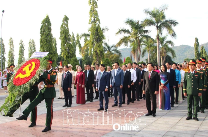 Lãnh đạo tỉnh đặt vòng hoa, dâng hương viếng Nghĩa trang liệt sĩ Hòn Dung