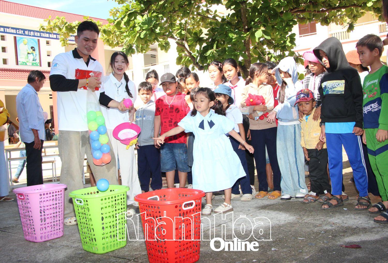Học sinh xã Tây Ninh Hòa thích thu tham gia gian hàng trò chơi ném bóng.