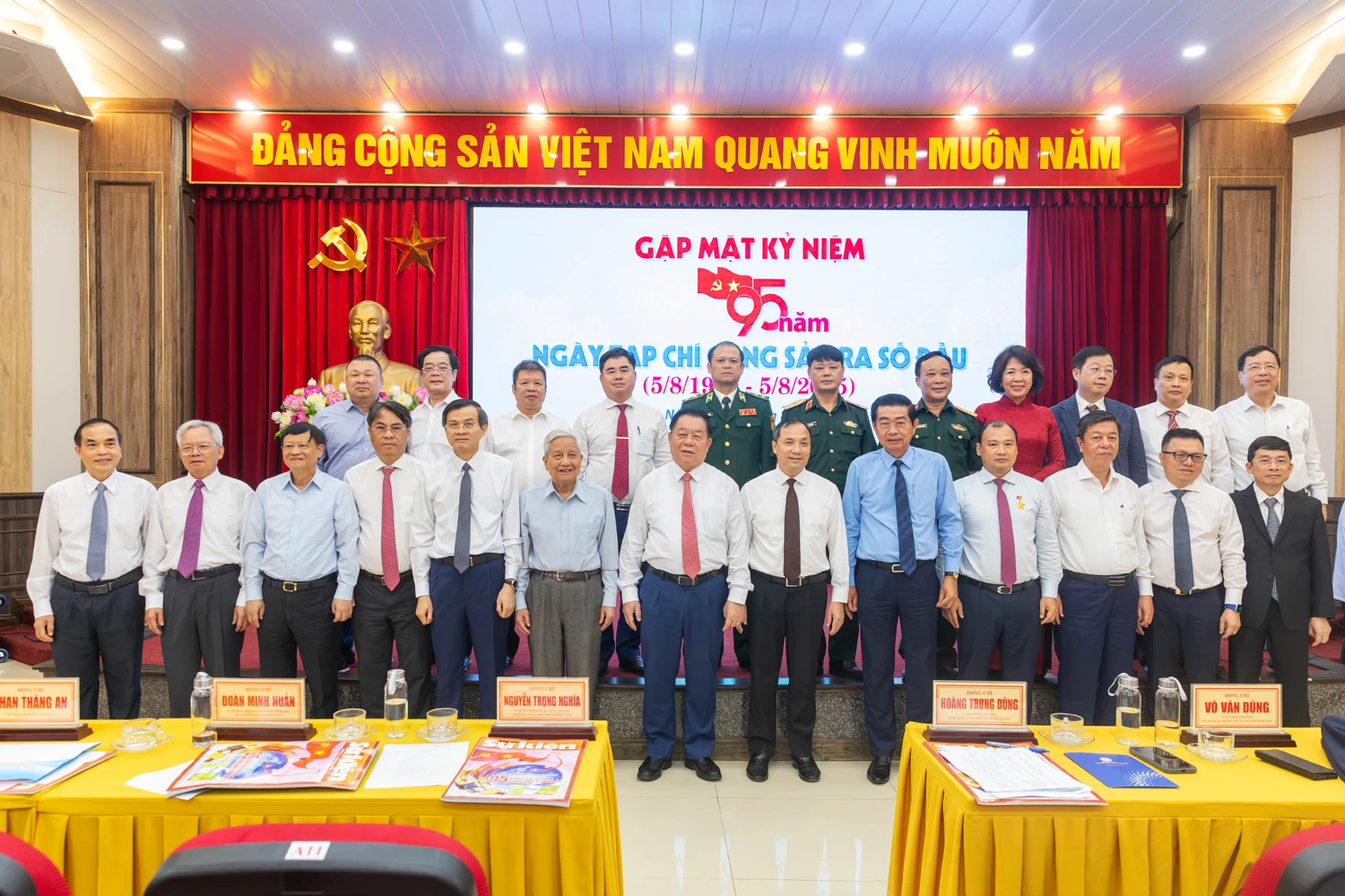 Ủy viên Bộ Chính trị, Bí thư Trung ương Đảng, Trưởng Ban Tuyên giáo và Dân vận Trung ương Nguyễn Trọng Nghĩa cùng các đại biểu tham dự buổi gặp mặt kỷ niệm 95 năm Ngày Tạp chí Cộng sản xuất bản số đầu tiên (5-8-1930 - 5-8-2025) _Ảnh: Đình Quyết

