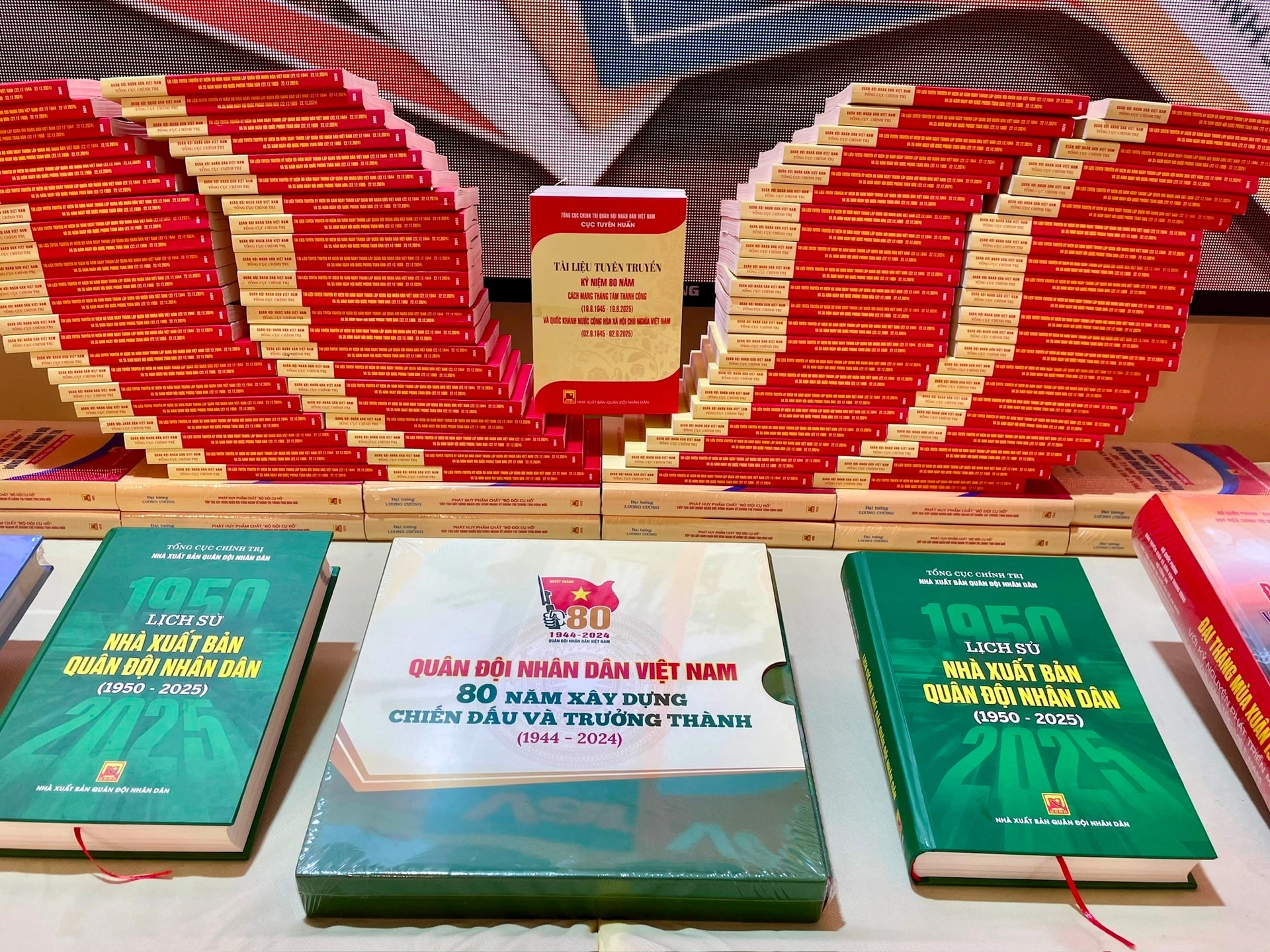 Một số cuốn sách được giới thiệu dịp này. Ảnh: Thụy Du