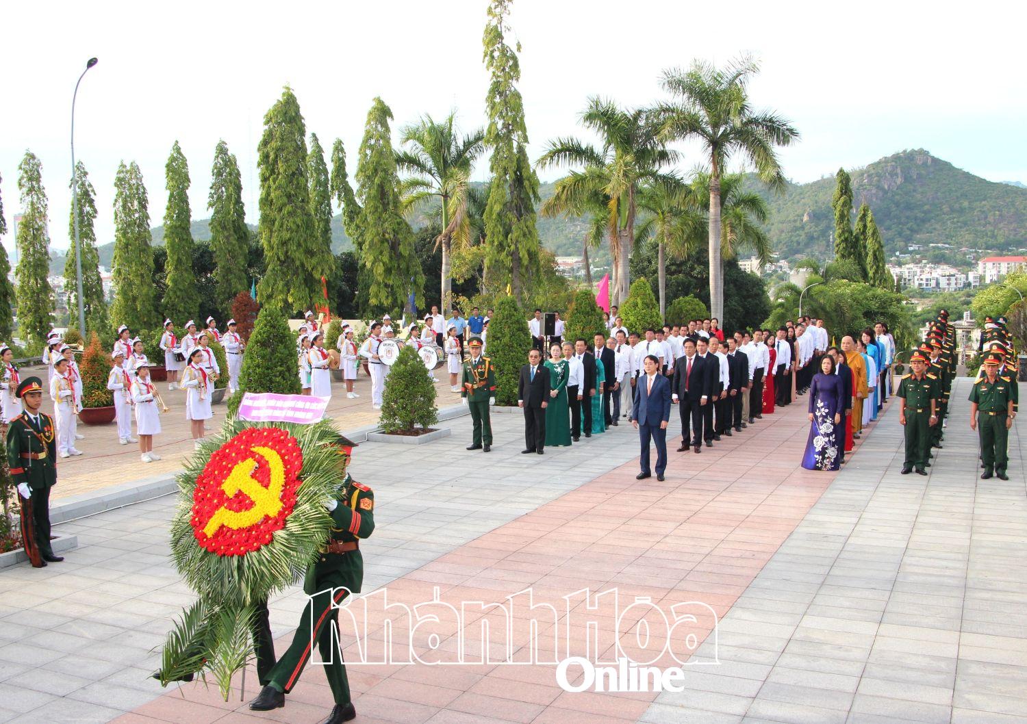 Toàn cảnh lễ dâng hoa, dâng hương các anh hùng liệt sĩ.