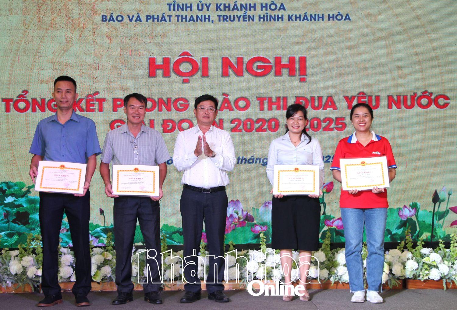 Đồng chí Lê Hoàng Triều - Phó Tổng Biên tập Báo và Phát thanh, Truyền hình Khánh Hòa trao giấy khen cho các cá nhân điển hình tiên tiến.