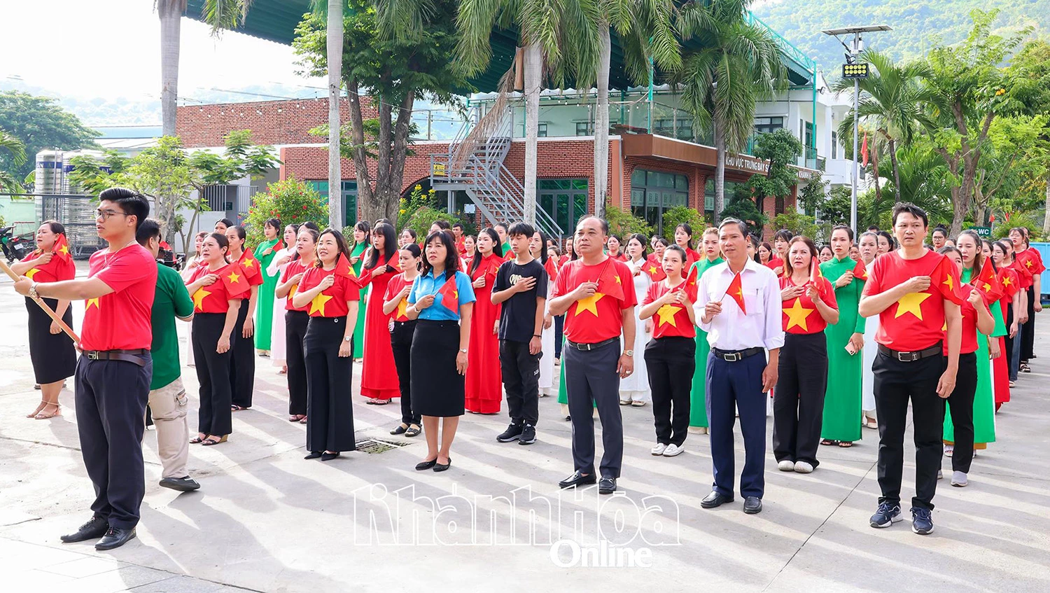 Nghi thức chào cờ tại buổi lễ.