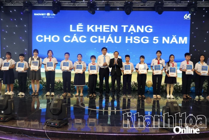 Công ty Bảo Việt Nhân thọ Ninh Thuận khen tặng 224 học sinh tiêu biểu