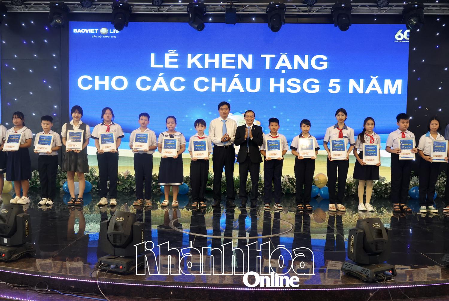 Lãnh đạo Công ty Bảo Việt Nhân thọ Ninh Thuận khen tặng học sinh giỏi 5 năm liền.