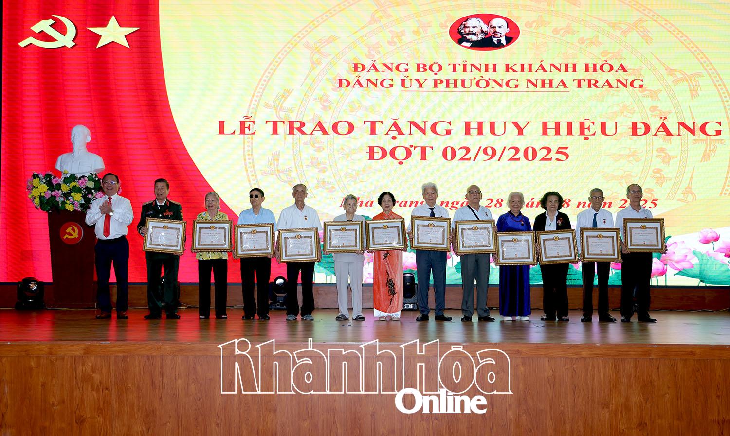 Lãnh đạo Đảng ủy phường trao tặng Huy hiệu Đảng 60 năm tuổi Đảng cho các đảng viên.