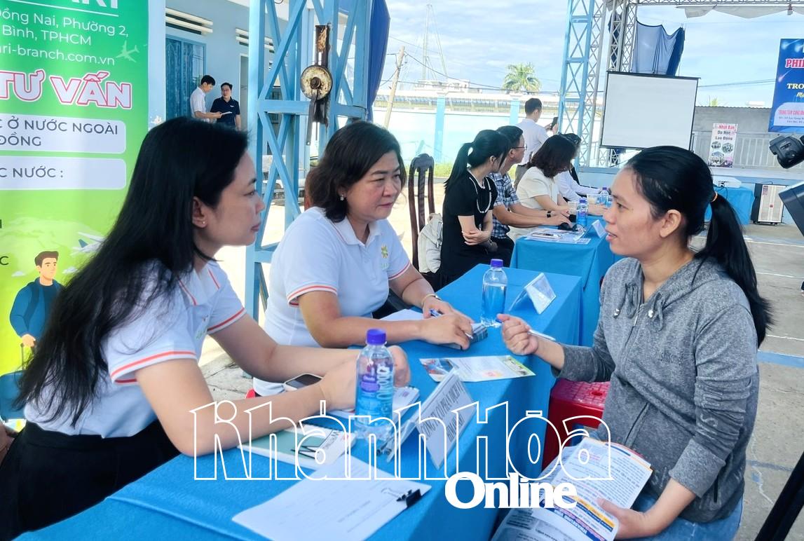 Các doanh nghiệp tư vấn, phỏng vấn người lao động tại phiên giao dịch.