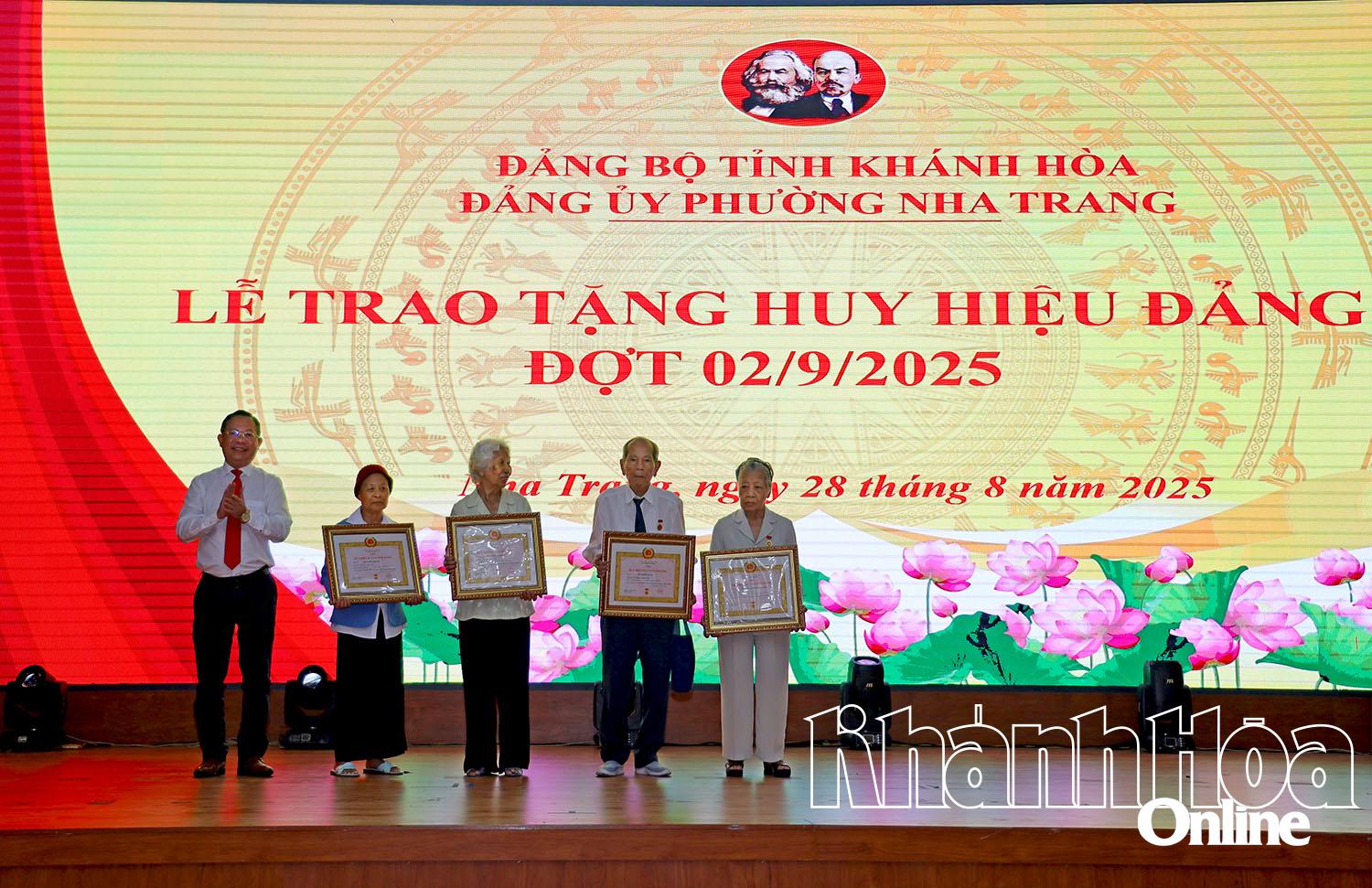 Lãnh đạo Đảng ủy phường trao tặng Huy hiệu Đảng 65 năm tuổi Đảng cho các đảng viên.