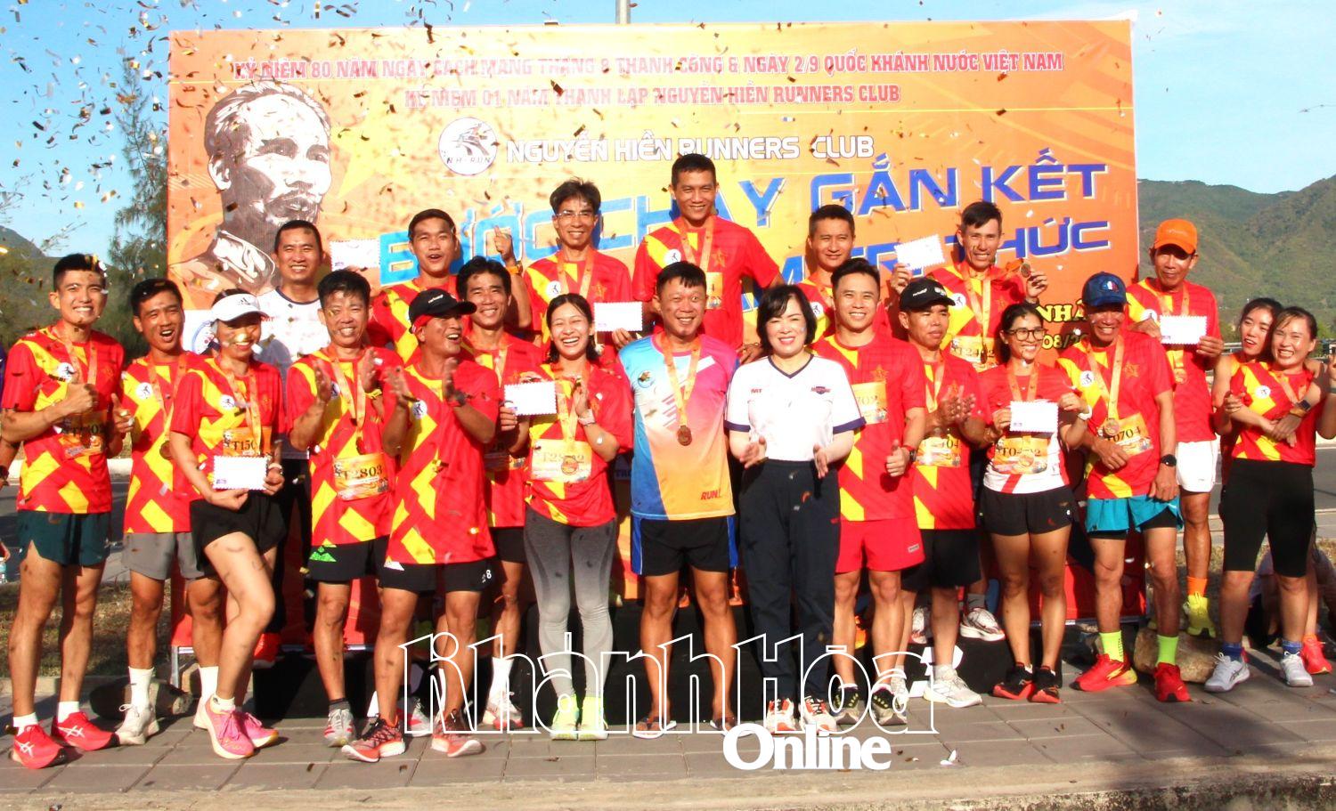 The organizing board giving prizes to mixed teams 


