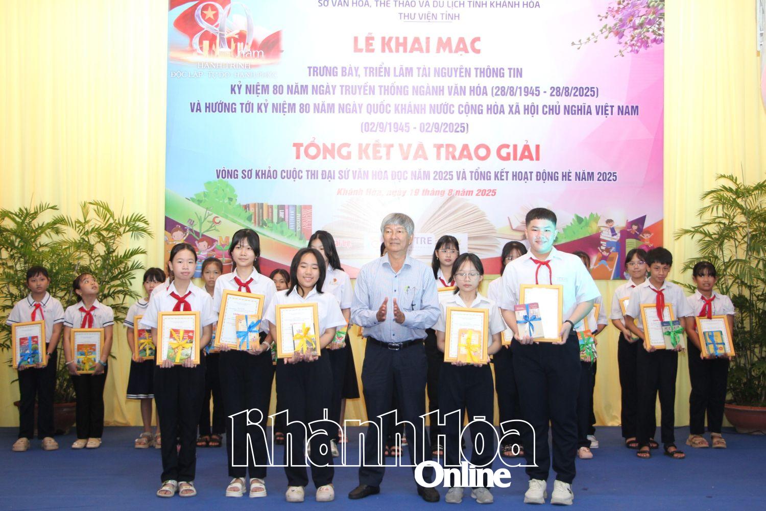 Lãnh đạo Sở Giáo dục và Đào tạo trao giải nhì Cuộc thi Đại sứ văn hóa đọc năm 2025 cho 5 thí sinh xuất sắc.