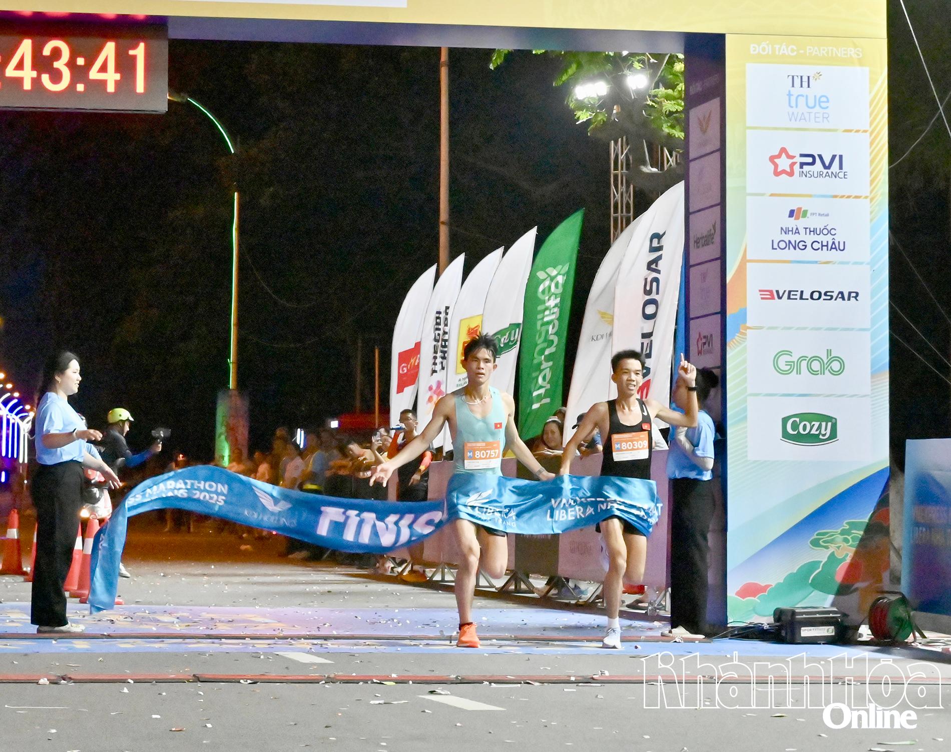 Runners Le Dinh Tuong and Vong Vanh Long holding hands finish first in 21km distance

