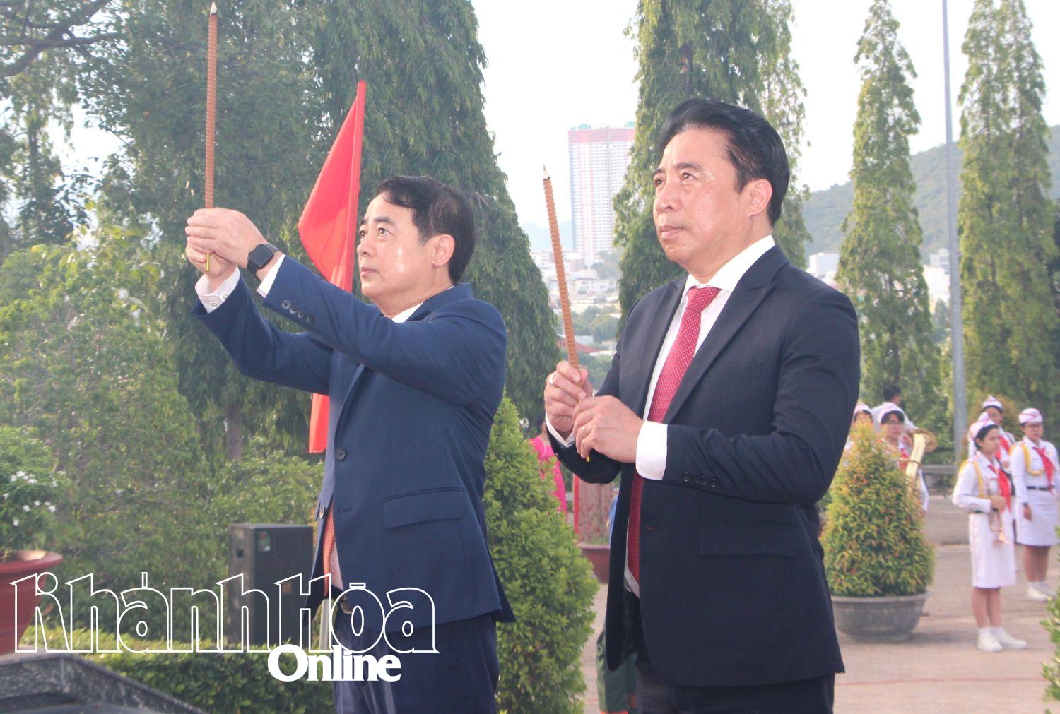 Bí thư Tỉnh ủy Nghiêm Xuân Thành và Phó Bí thư Thường trực Tỉnh ủy Nguyễn Khắc Toàn dâng hương tưởng nhớ các anh hùng liệt sĩ.