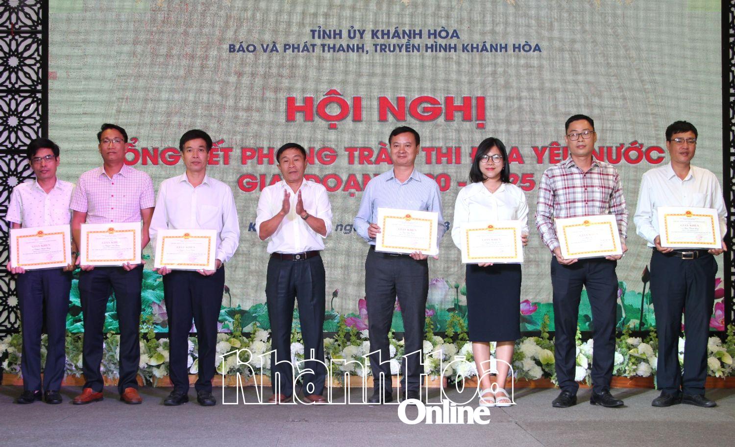 Ông Nguyễn Thanh Lâm - Phó Tổng biên tập Báo và Phát thanh, Truyền hình Khánh Hòa trao giấy khen cho các cá nhân điển hình tiên tiến