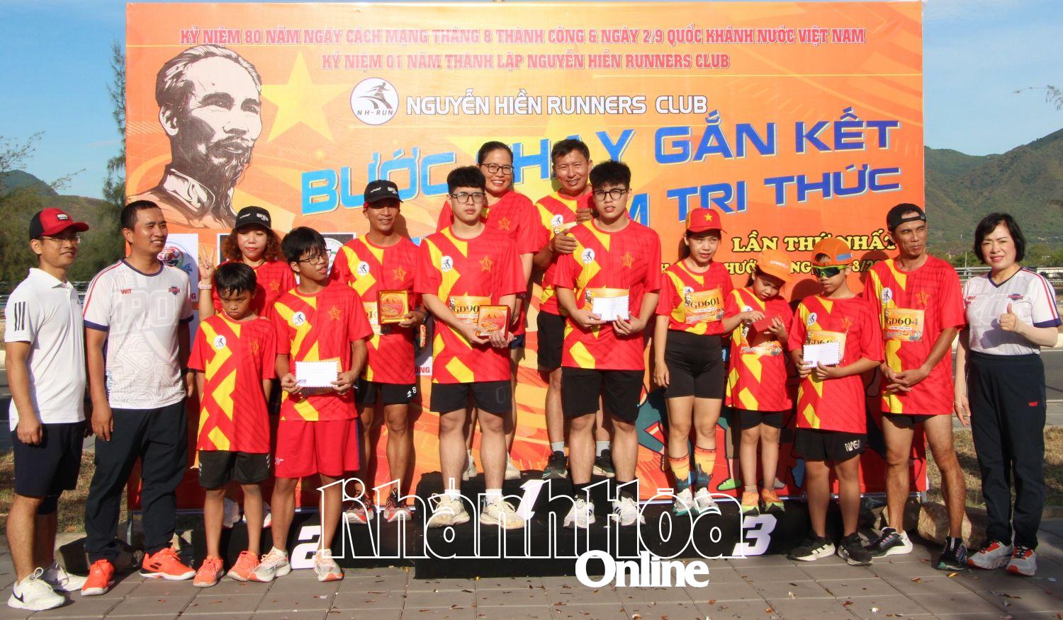 Ban tổ chức trao giải cho các đội gia đình.