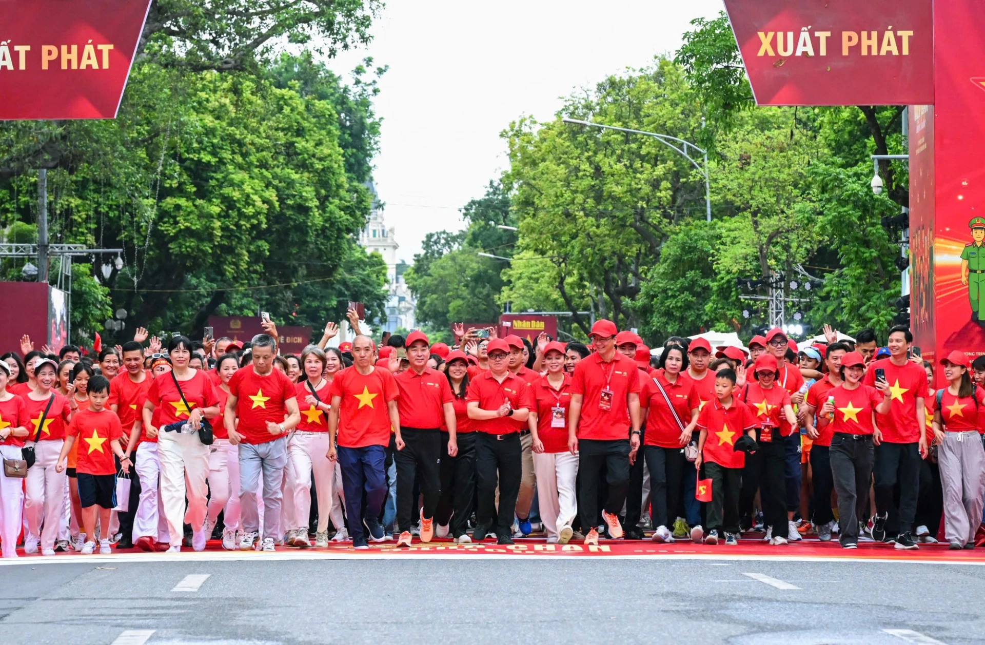 Các đại biểu cùng người dân tham gia đi bộ hưởng ứng chương trình tại khu vực Vườn hoa Lý Thái Tổ - Phố đi bộ Hoàn Kiếm sáng 16/8. (Ảnh: THÀNH ĐẠT)

