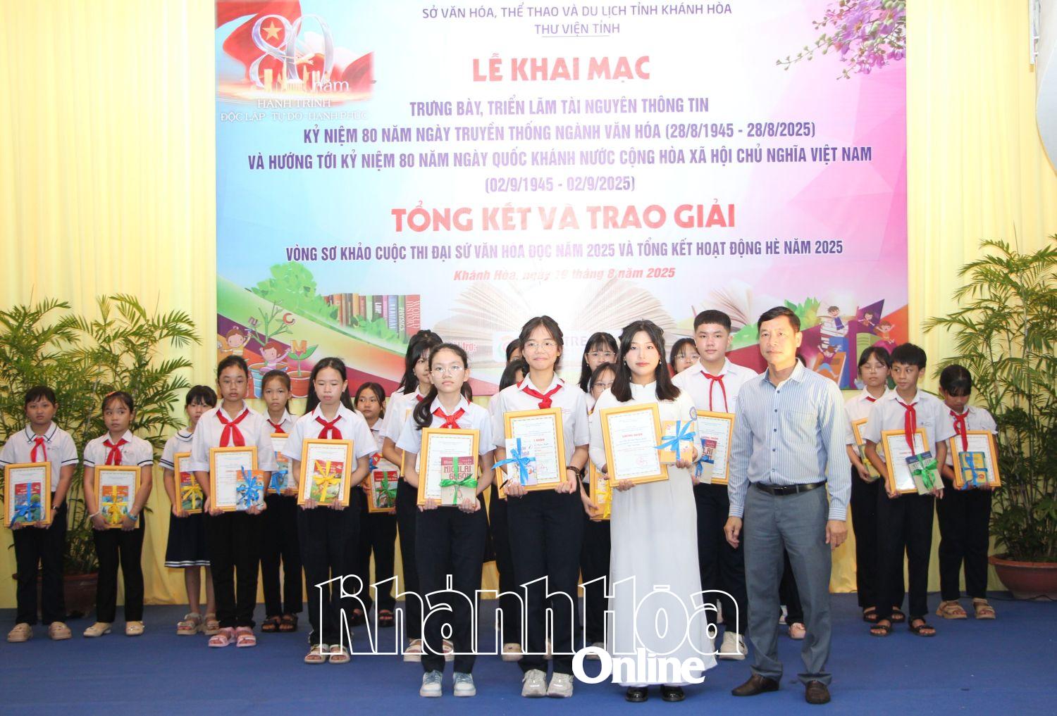 Lãnh đạo Sở Văn hóa, Thể thao và Du lịch trao giải nhất Cuộc thi Đại sứ văn hóa đọc năm 2025 cho 3 thí sinh xuất sắc. 