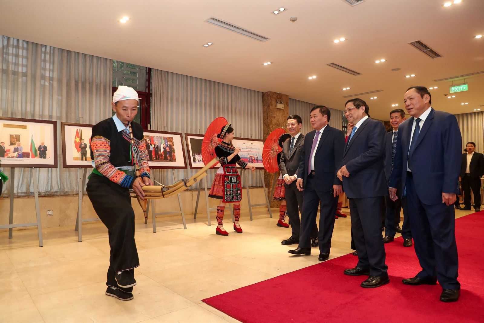 Thủ tướng Chính phủ Phạm Minh Chính và Bộ trưởng Bộ VHTTDL Nguyễn Văn Hùng, cùng các đại biểu xem nghệ nhân trình diễn trong không gian trưng bày ảnh về thành tựu của ngành VHTTDL năm 2023 - Ảnh: Nam Nguyễn

