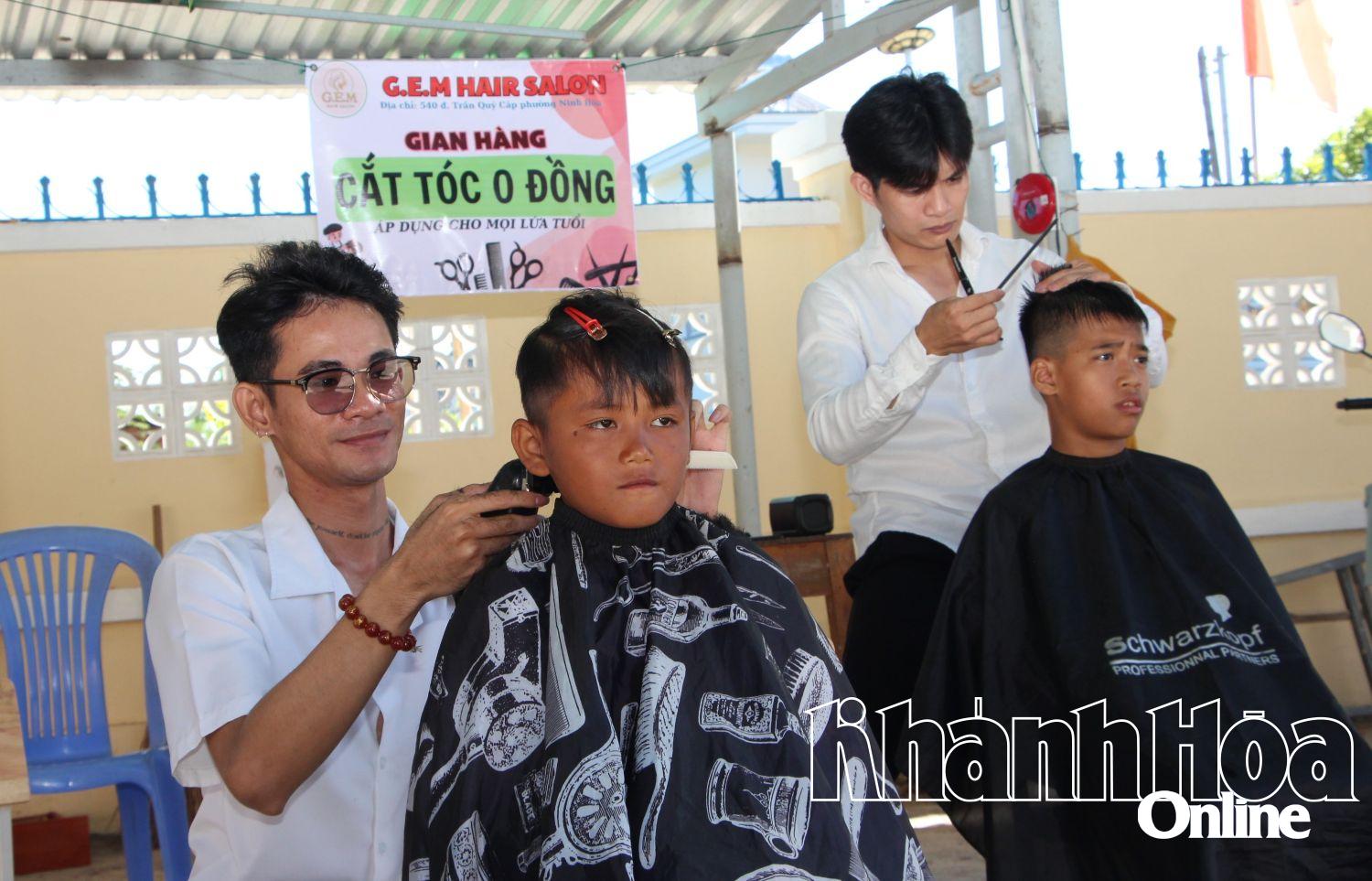 Các em học sinh xã Tây Ninh Hòa cắt tóc tại gian hàng 0 đồng. 