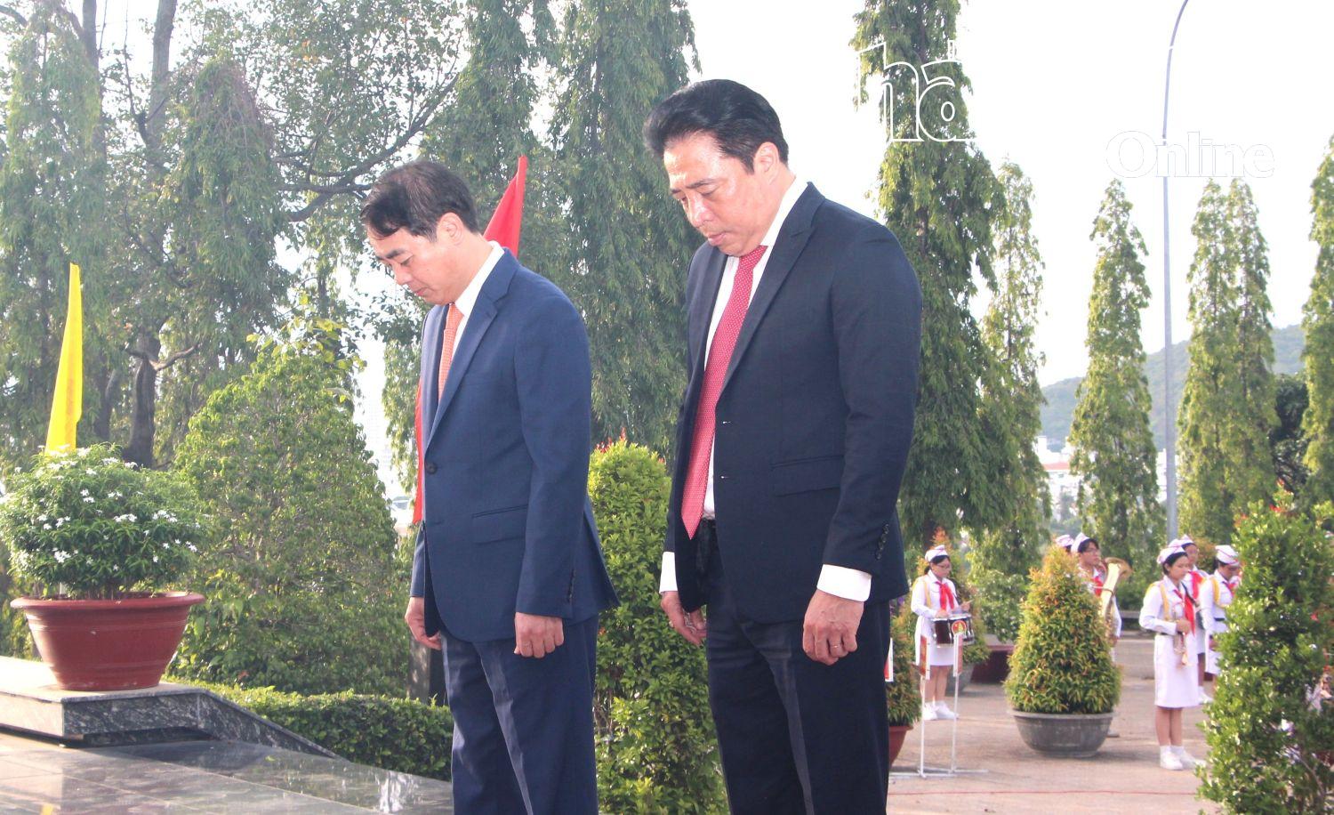 Bí thư Tỉnh ủy Nghiêm Xuân Thành và Phó Bí thư Thường trực Tỉnh ủy Nguyễn Khắc Toàn cùng các đại biểu mặc niệm tưởng nhớ, tri ân các anh hùng liệt sĩ.