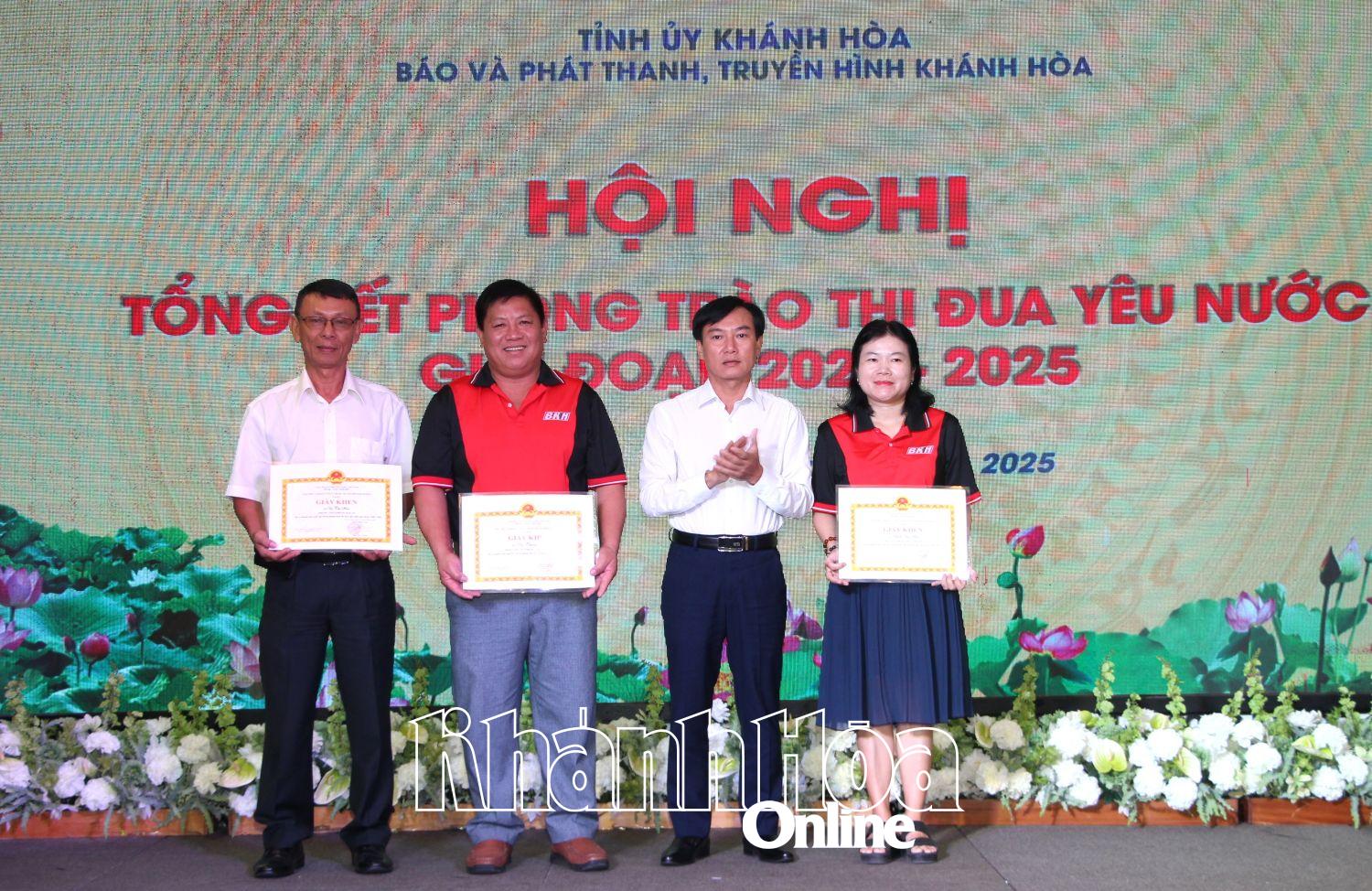 Ông Trần Văn Thanh - Phó Tổng biên tập Báo và Phát thanh, Truyền hình Khánh Hòa trao giấy khen cho các cá nhân điển hình tiên tiến.