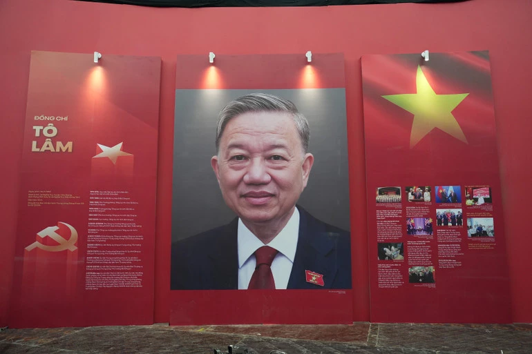 Hình ảnh và tiểu sử đồng chí Tô Lâm, Tổng Bí thư Ban Chấp hành Trung ương Đảng Cộng sản Việt Nam tại Triển lãm chuyên đề “95 năm Cờ Đảng soi đường.

