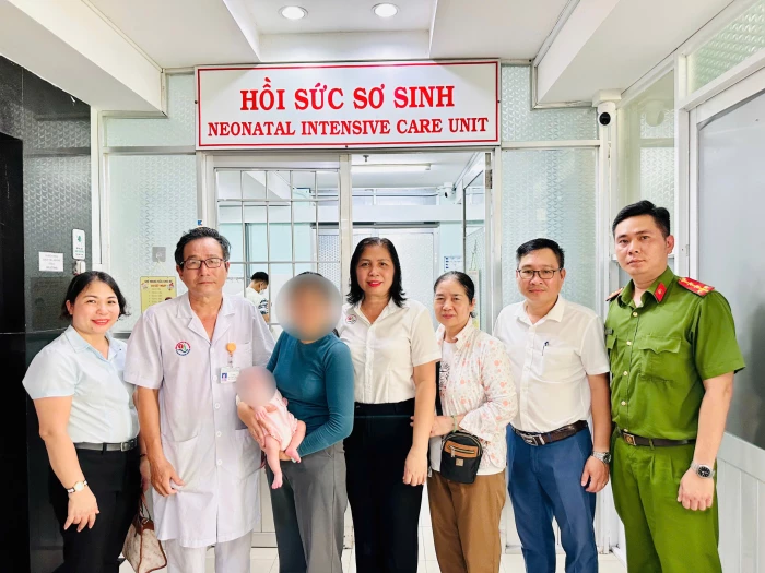 Bệnh viện Đa khoa Khánh Hòa bàn giao trẻ bị bỏ rơi cho gia đình nhận nuôi