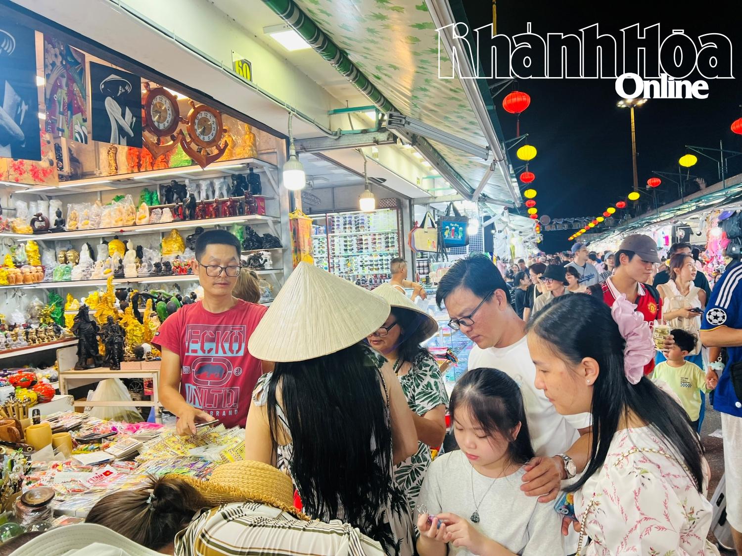 Khách quốc tế mua sắm tại chợ đêm Nha Trang
