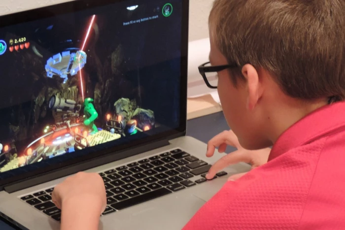 Trẻ em tiếp xúc nhiều với màn hình sẽ gia tăng nguy cơ bị bệnh tim mạch