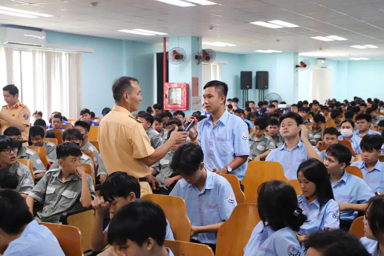 Sinh viên Trường Cao đẳng Kỹ thuật công nghệ Nha Trang trả lời câu hỏi tình huống mà cán bộ Phòng Cảnh sát giao thông đưa ra
