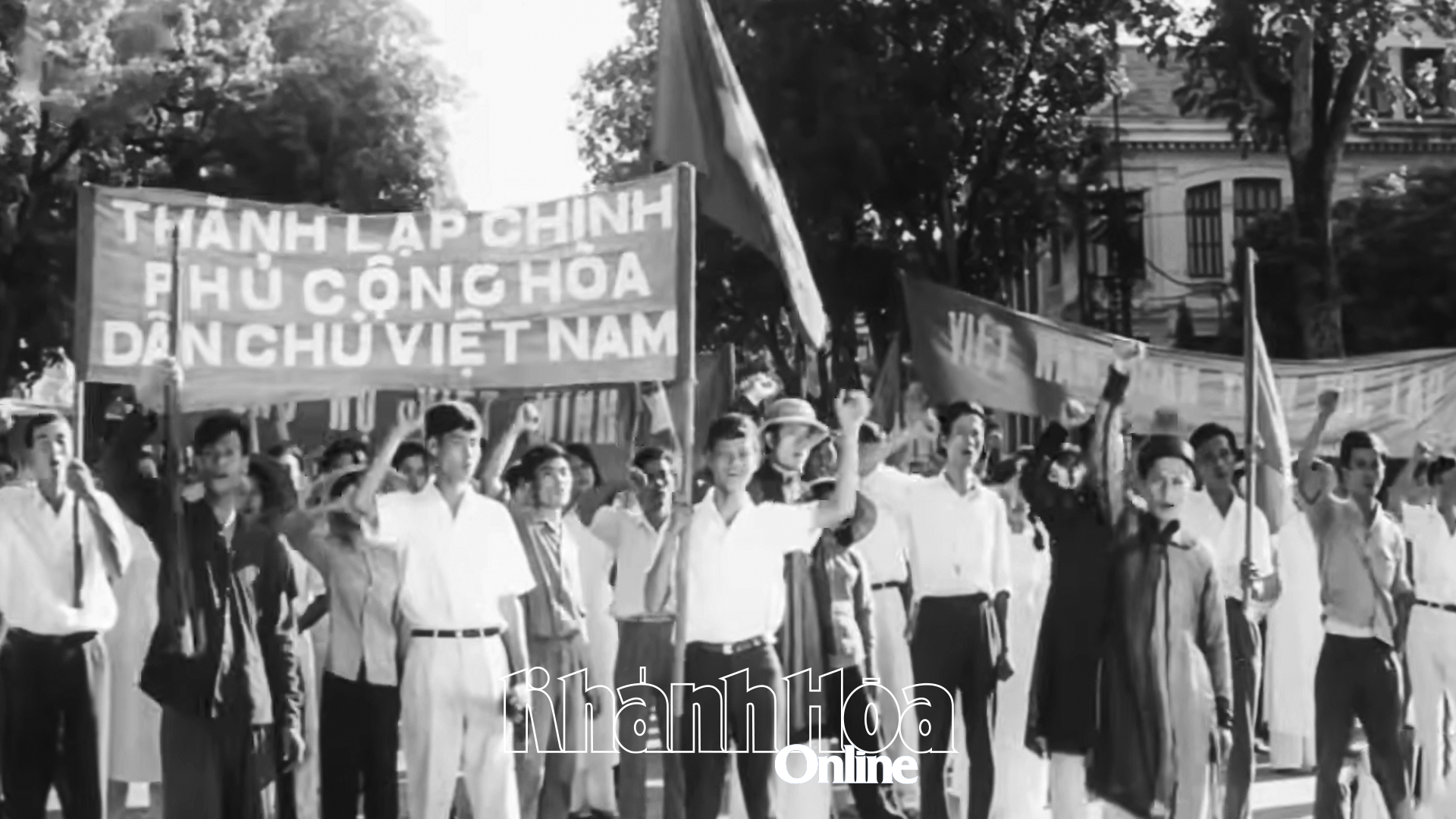 Cảnh các tầng lớp nhân dân khởi nghĩa giành chính quyền trong phim “Sao Tháng Tám”. Ảnh chụp màn hình.
