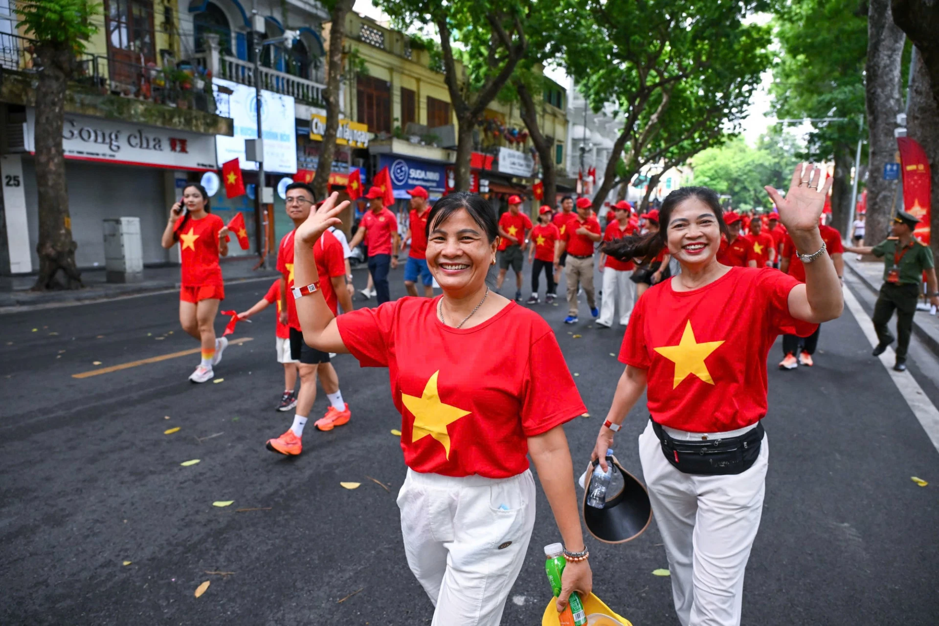 Vẻ mặt rạng rỡ của người dân tham gia chương trình đi bộ Cùng Việt Nam tiến bước. (Ảnh: THÀNH ĐẠT)


