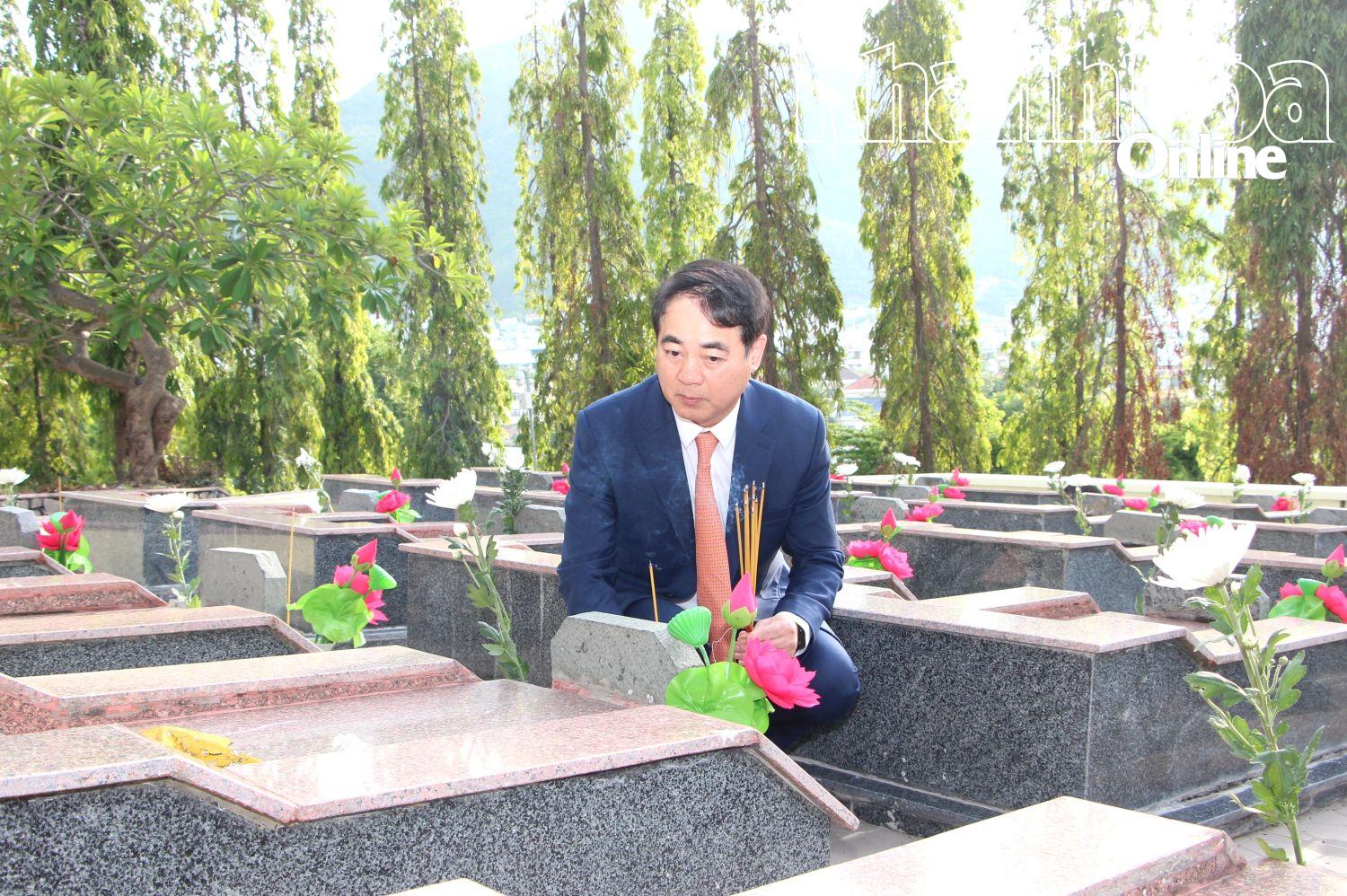 Bí thư Tỉnh ủy Nghiêm Xuân Thành thắp hương tại các phần mộ liệt sĩ.