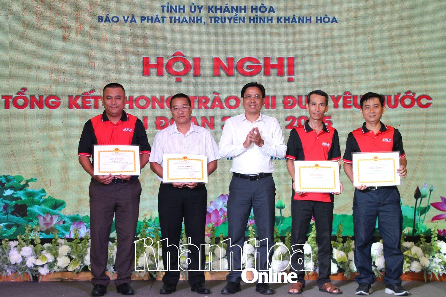 Ông Cung Phú Quốc - Phó Tổng biên tập Báo và Phát thanh, Truyền hình Khánh Hòa trao giấy khen cho các cá nhân điển hình tiên tiến.