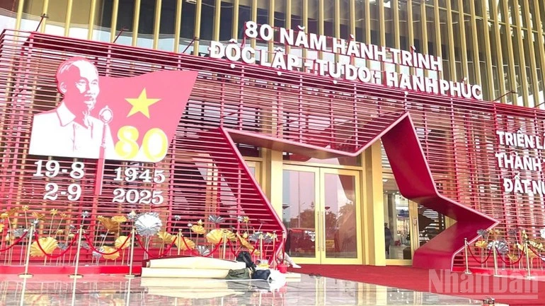 Không gian bên ngoài Tòa nhà Triển lãm Kim Quy. (Ảnh: NGỌC LIÊN)

