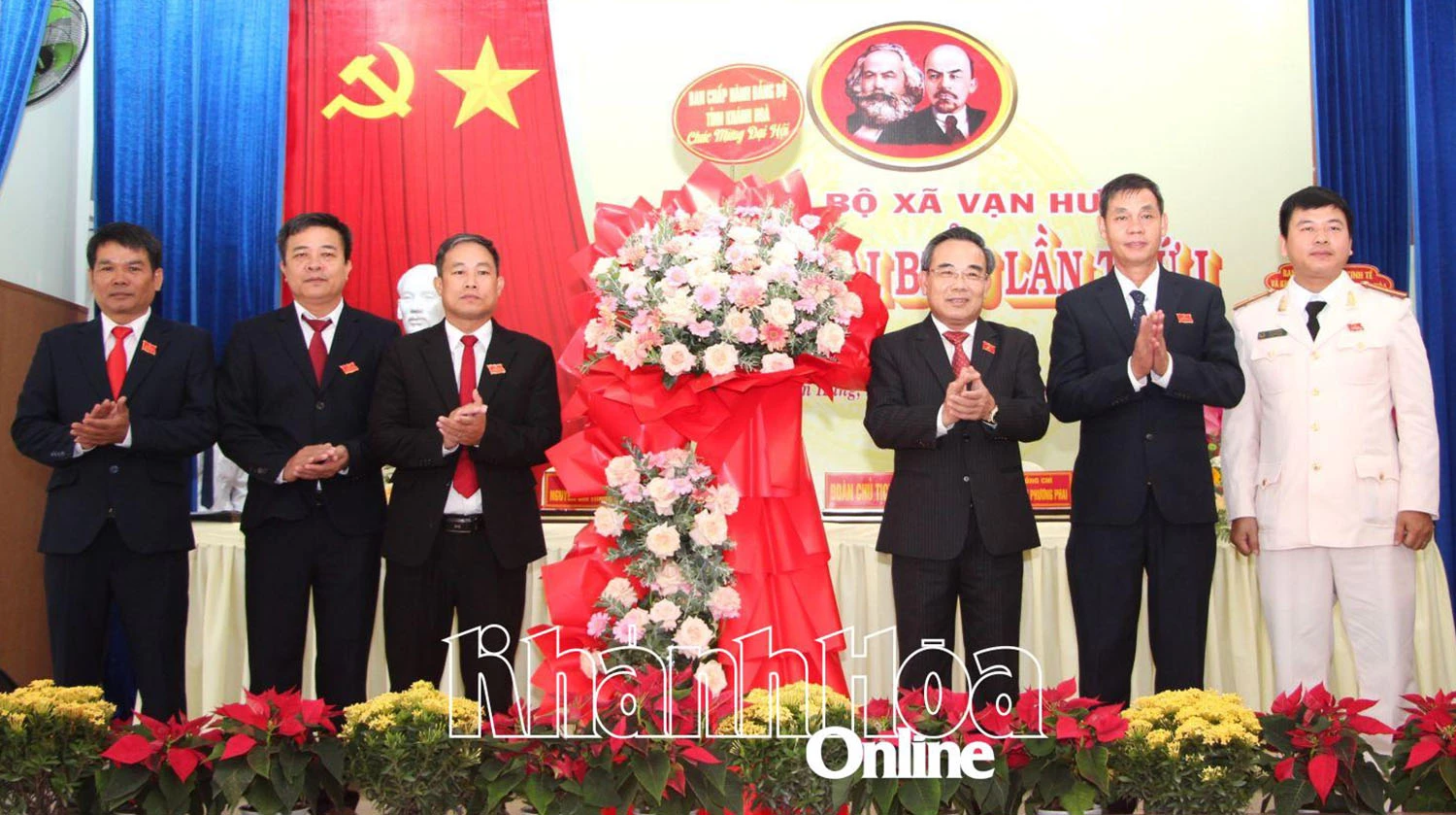 Đồng chí Lê Hữu Trí tặng hoa chúc mừng đại hội.