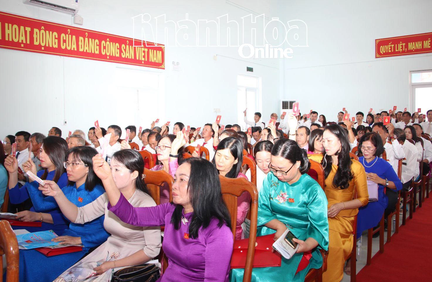 Các đại biểu biểu quyết thông qua báo cáo thẩm tra tư cách đại biểu.