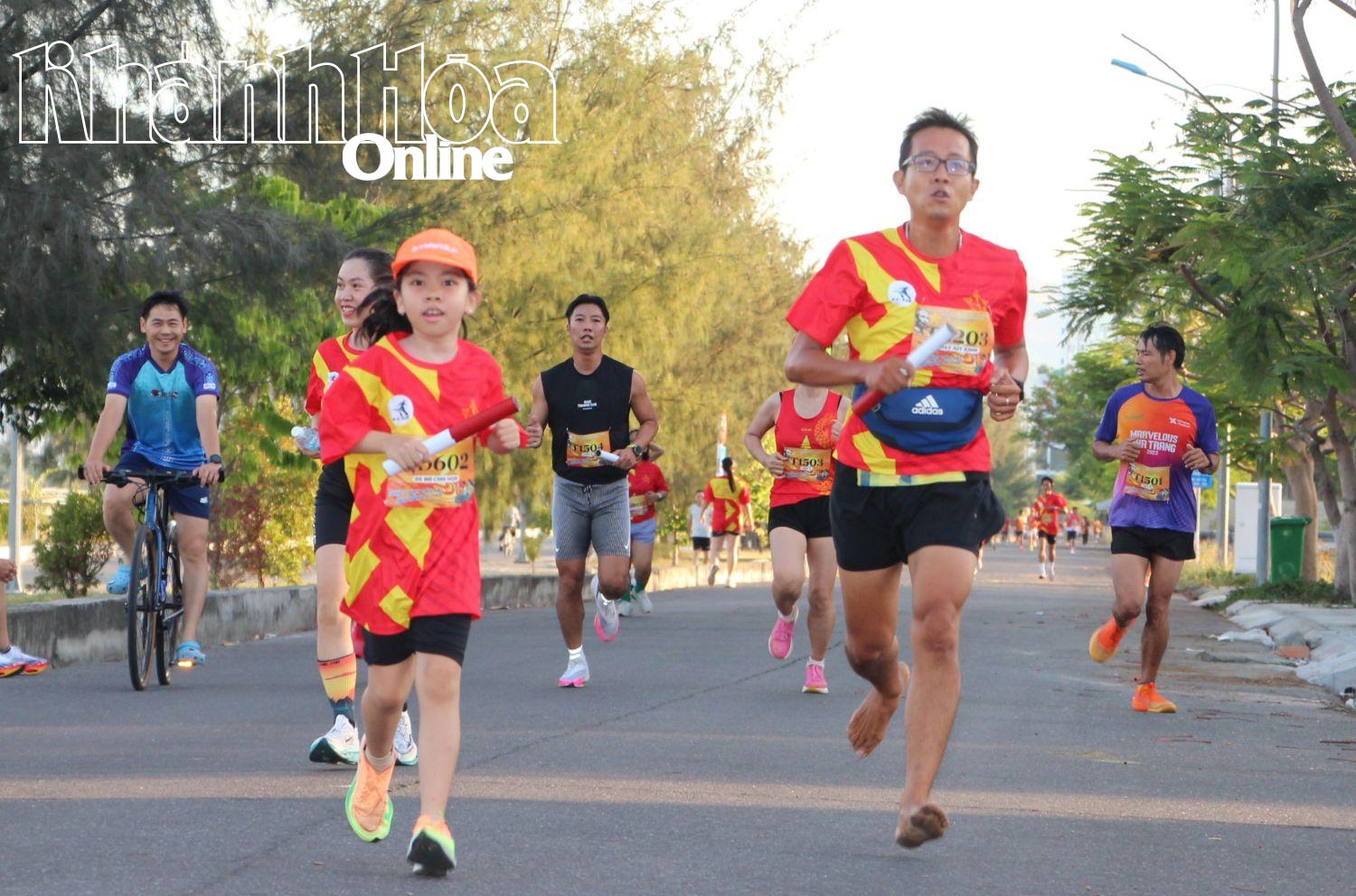 Các vận động viên trên đường đua.