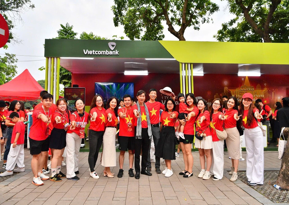 Các cán bộ nhân viên Ngân hàng Ngoại thương Việt Nam Vietcombank hưởng ứng sự kiện.

