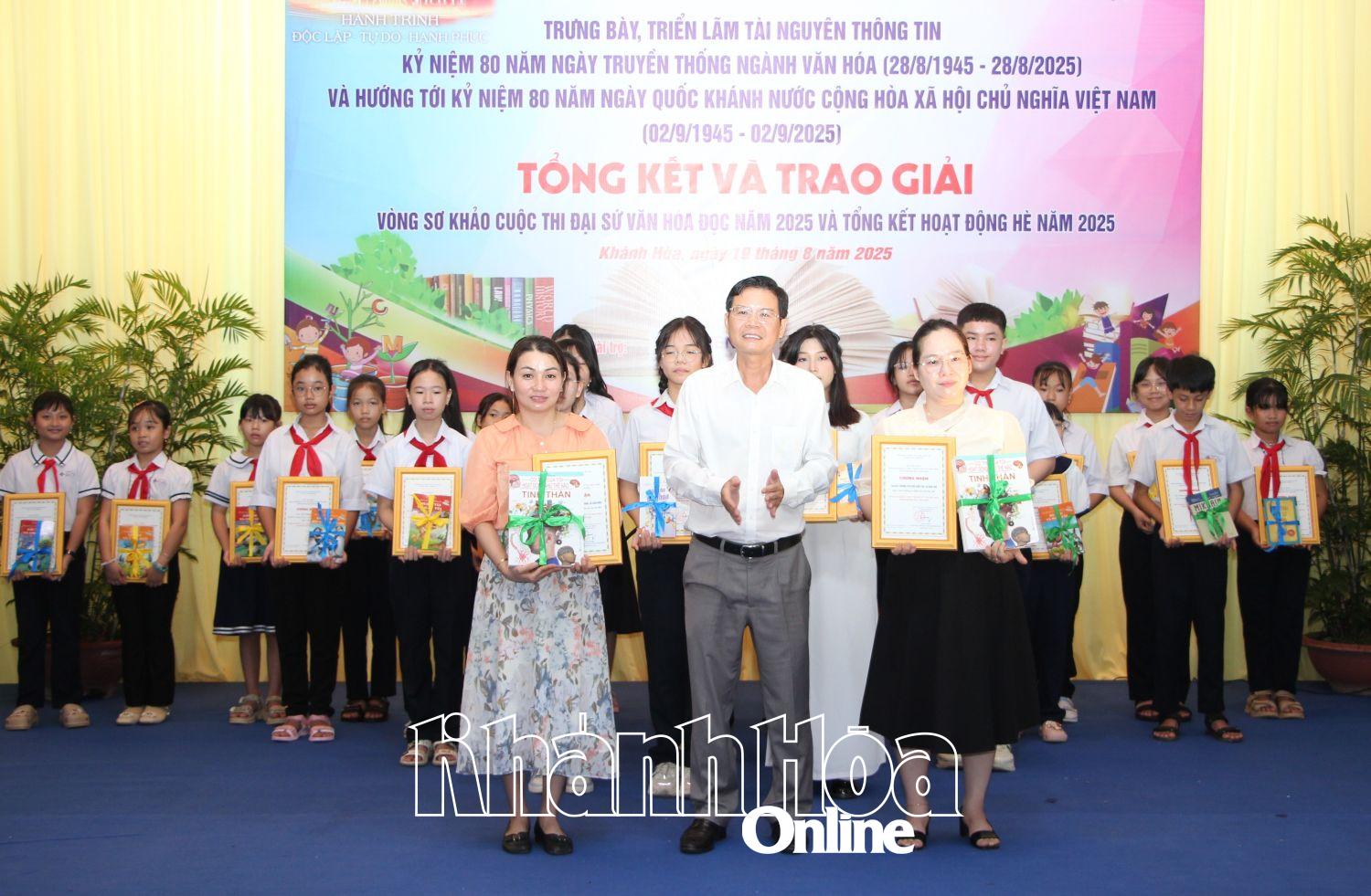 Khen thưởng cho 2 tập thể có nhiều bài thi sinh đạt giải và có nhiều bài dự thi.